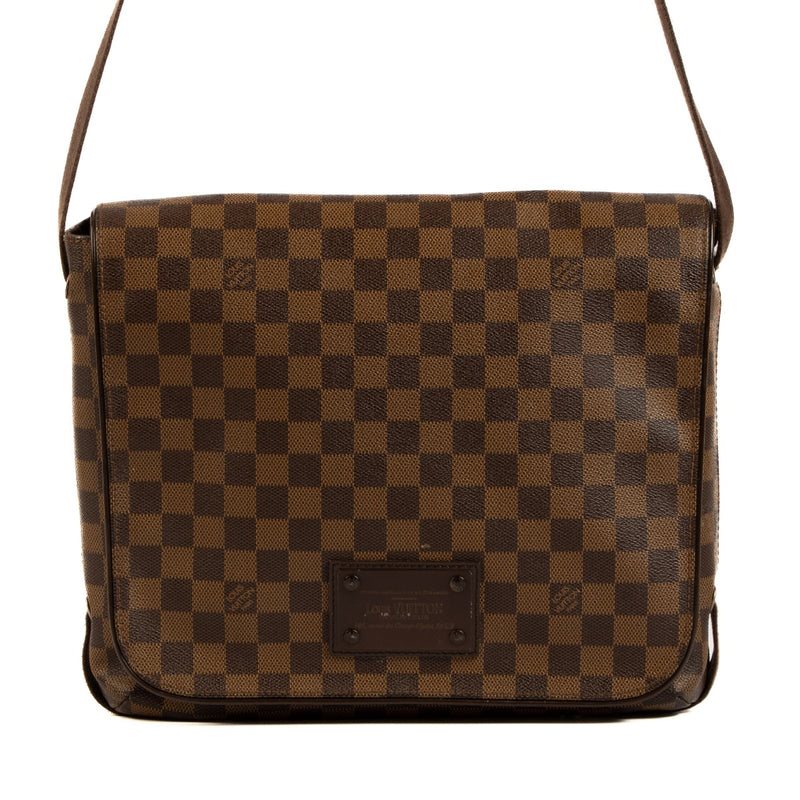Shop safe online at Labellov in Antwerp, Brussels and Knokke this 100% authentic second hand Louis Vuitton Damier Ebene Brooklyn Messenger Crossbody