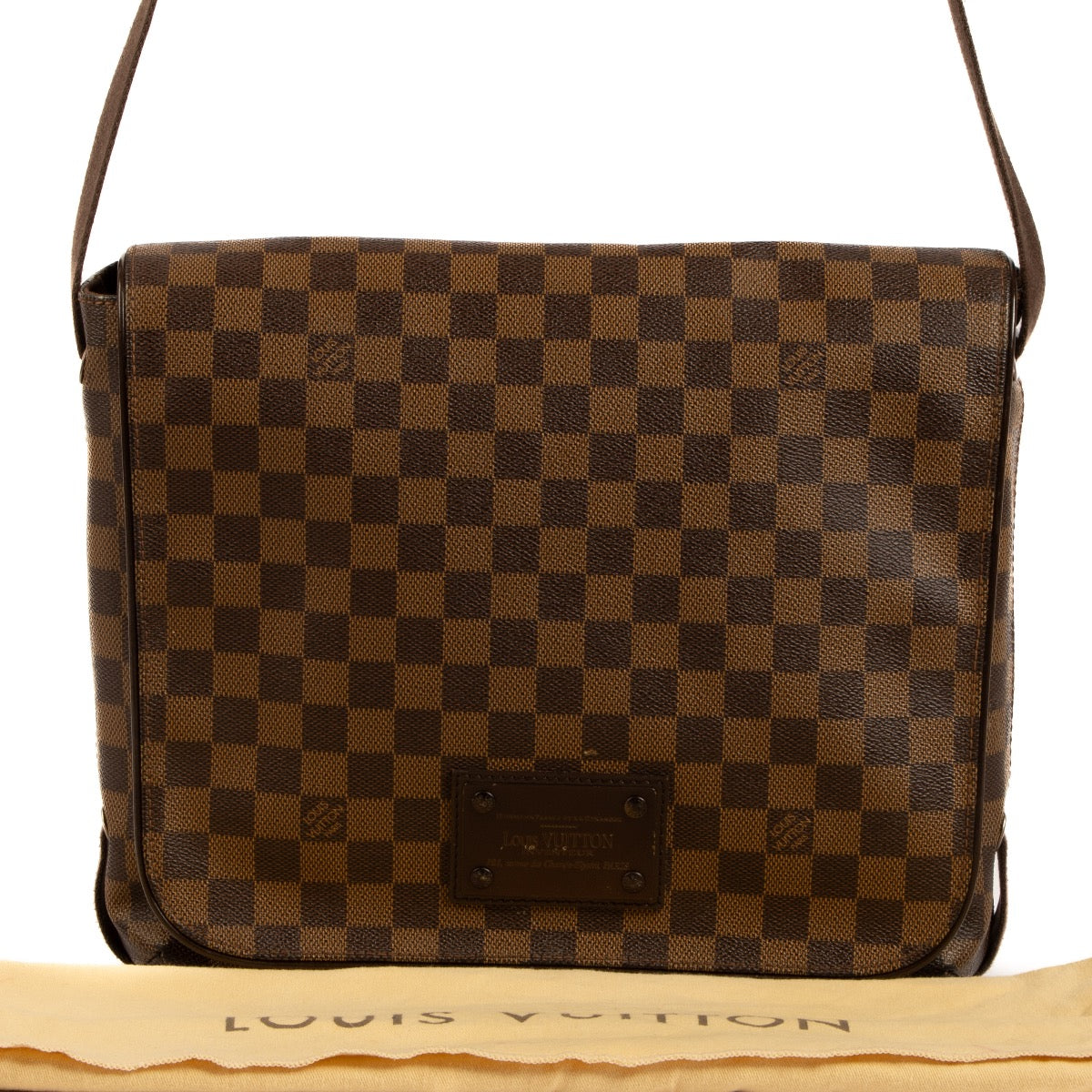 Shop safe online at Labellov in Antwerp, Brussels and Knokke this 100% authentic second hand Louis Vuitton Damier Ebene Brooklyn Messenger Crossbody