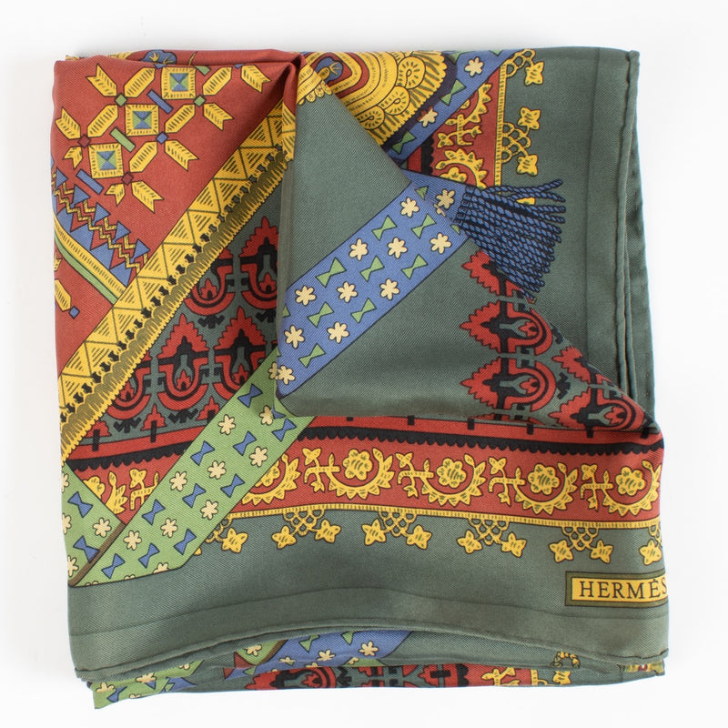 Shop safe online at Labellov in Antwerp, Brussels and Knokke this 100% authentic second hand Hermès Silk Brins d'or Carré 90 Scarf