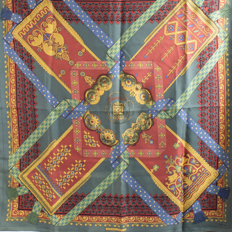 Shop safe online at Labellov in Antwerp, Brussels and Knokke this 100% authentic second hand Hermès Silk Brins d'or Carré 90 Scarf