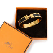 Sophisticated narrow enamel bracelet with a sleek finish, featuring a signature 'H' toggle clasp for a timeless look. Shop at Labellov