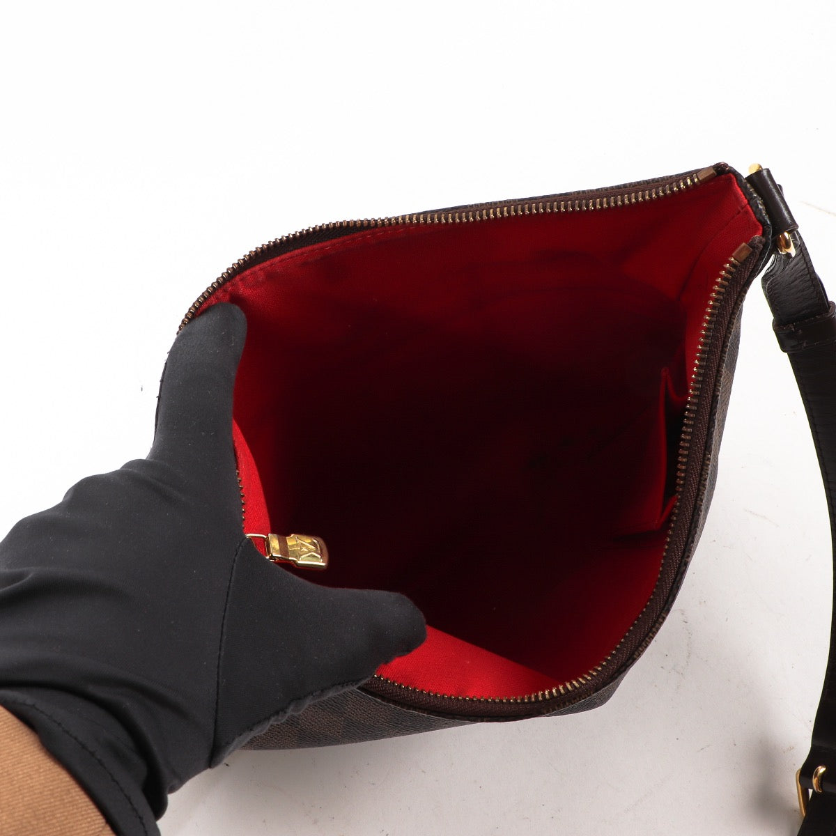 Buy online an authentic secondhand Louis Vuitton Bloomsbury PM Damier Ebene crossbody in very good condition at Labellov in Antwerp, Brussels, Knokke