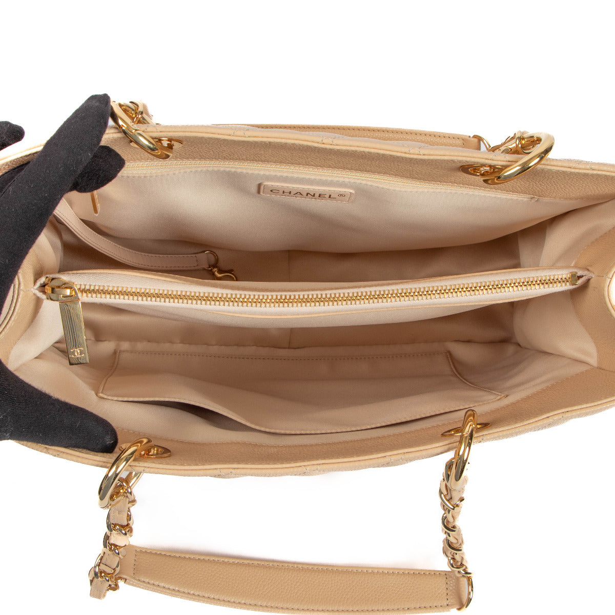 Cabas grand modèle Chanel en cuir Caviar beige