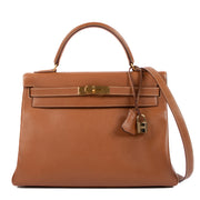 Hermès Kelly 32 Gold Courchevel GHW for the best price at Labellov secondhandn luxury in Antwerp. We buy and sell your preloved and brand new designer bags.