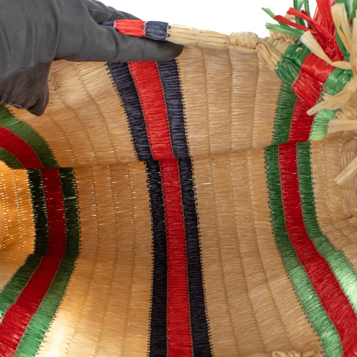 Shop safe online at Labellov in Antwerp, Brussels and Knokke this 100% authentic second hand Gucci Multicolor Raffia Linen Web Cestino Tote Bag