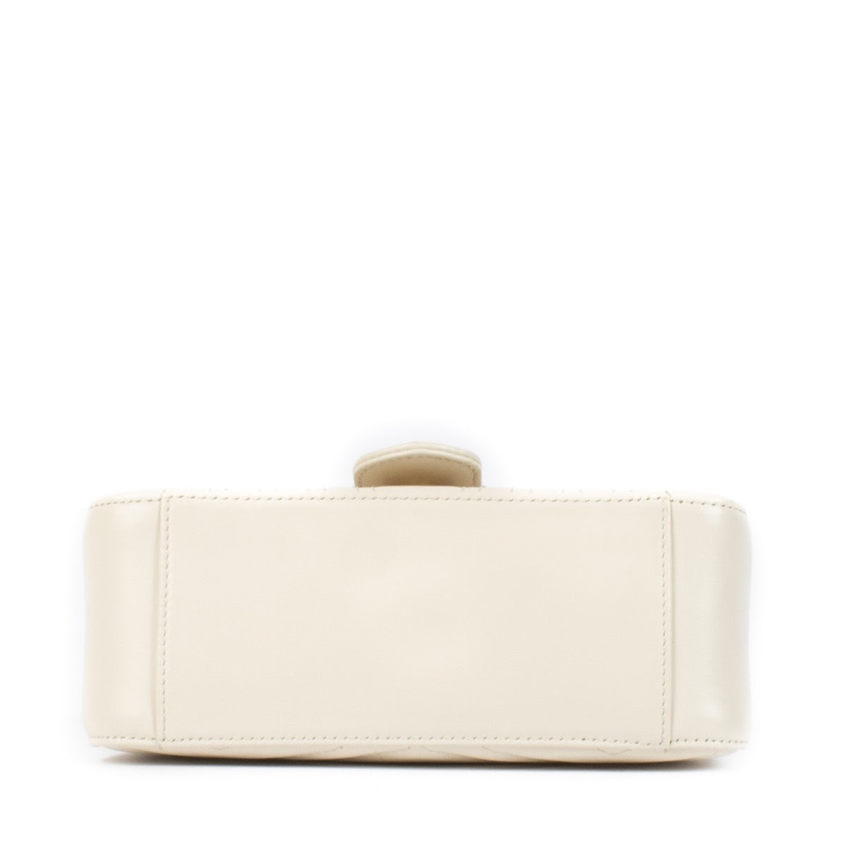 Shop safe online at Labellov in Antwerp, Brussels and Knokke this 100% authentic second hand Gucci White GG Marmont Top Handle Bag