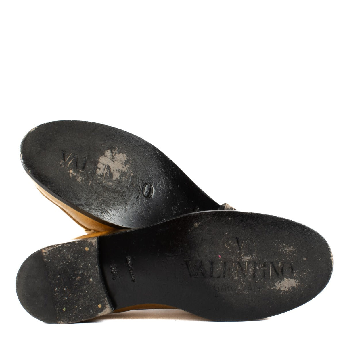 Shop safe online at Labellov in Antwerp, Brussels and Knokke this 100% authentic second hand Valentino Garavani Gold Leather V-Logo Chain Loafers - Size 38,5