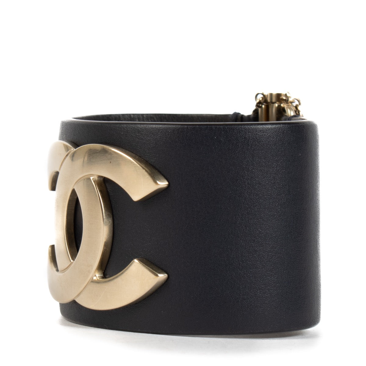 Shop safe online at Labellov in Antwerp, Brussels and Knokke this 100% authentic second hand Chanel Blue Leather Cuff Bracelet