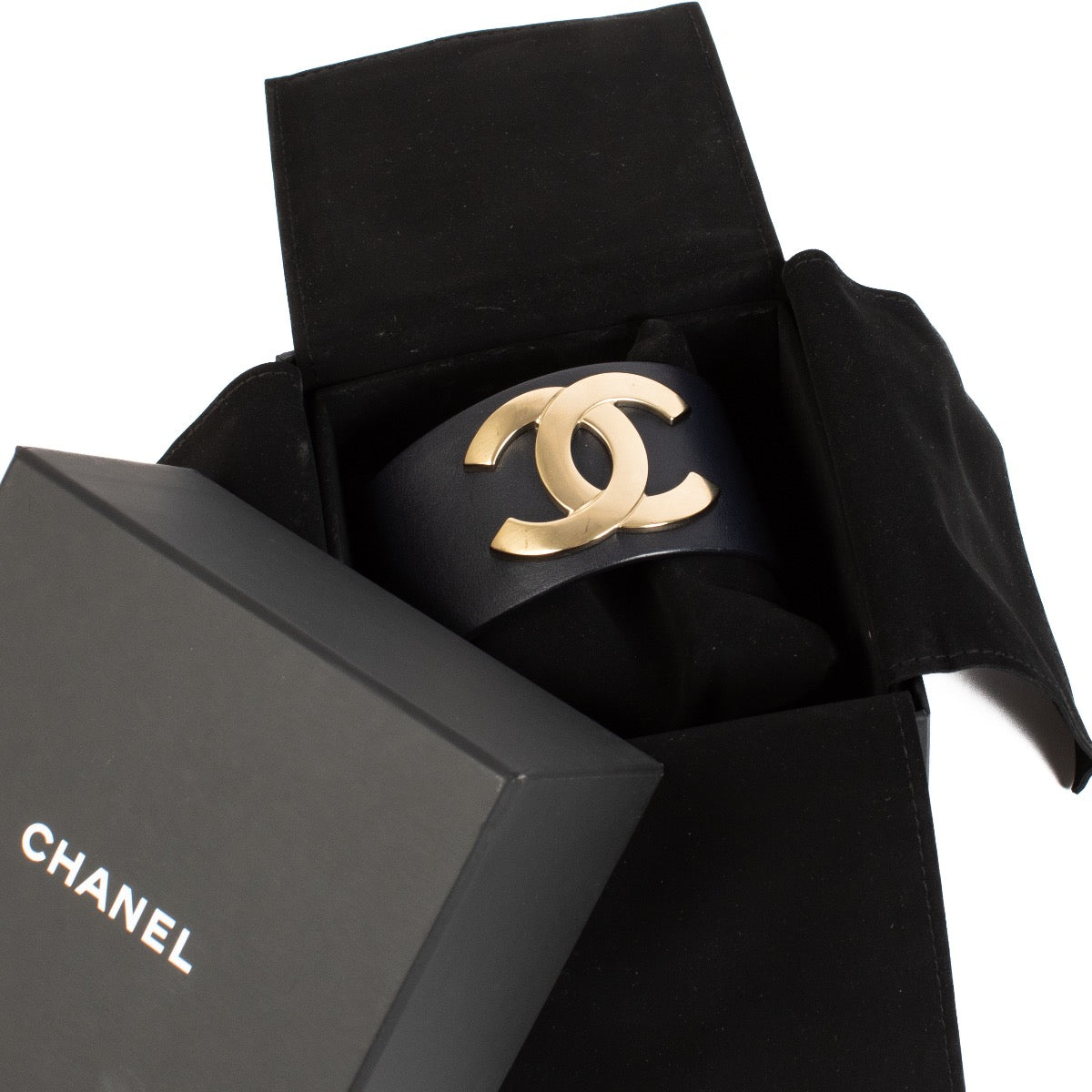 Shop safe online at Labellov in Antwerp, Brussels and Knokke this 100% authentic second hand Chanel Blue Leather Cuff Bracelet