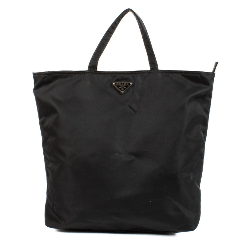 Shop safe online at Labellov in Antwerp, Brussels and Knokke this 100% authentic second hand Shop safe online at Labellov in Antwerp, Brussels and Knokke this 100% authentic second hand Prada Black Nylon Top Handle Bag