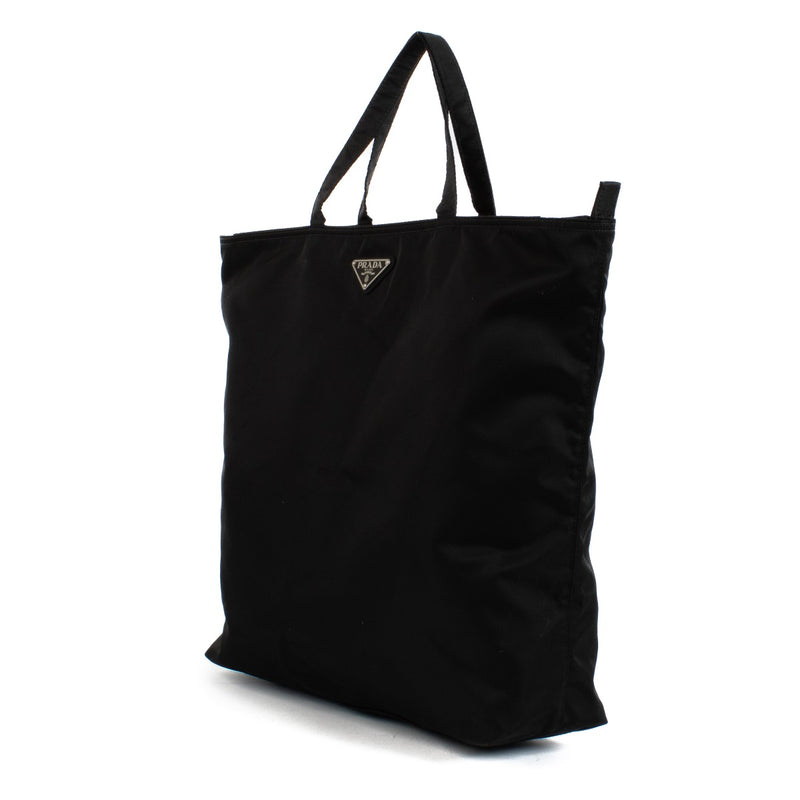 Shop safe online at Labellov in Antwerp, Brussels and Knokke this 100% authentic second hand Shop safe online at Labellov in Antwerp, Brussels and Knokke this 100% authentic second hand Prada Black Nylon Top Handle Bag