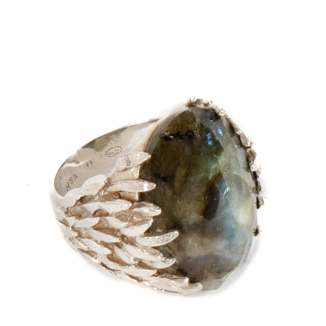 Shop safe online at Labellov in Antwerp, Brussels and Knokke this 100% authentic second hand Wouters & Hendrix Silver Labradorite Feather Ring