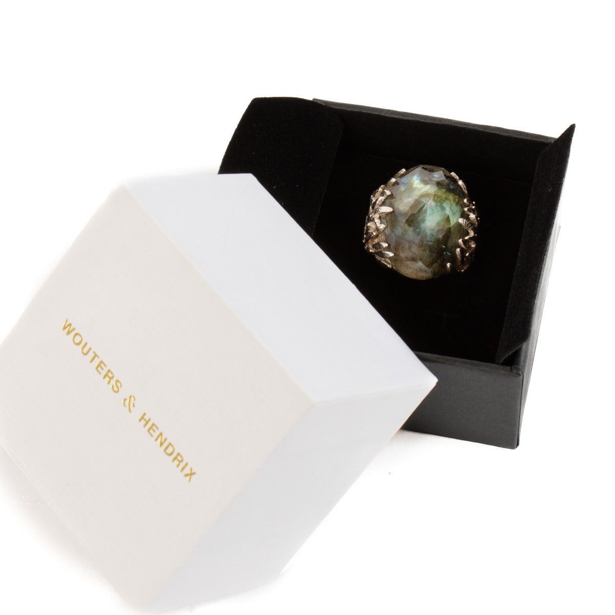 Shop safe online at Labellov in Antwerp, Brussels and Knokke this 100% authentic second hand Wouters & Hendrix Silver Labradorite Feather Ring