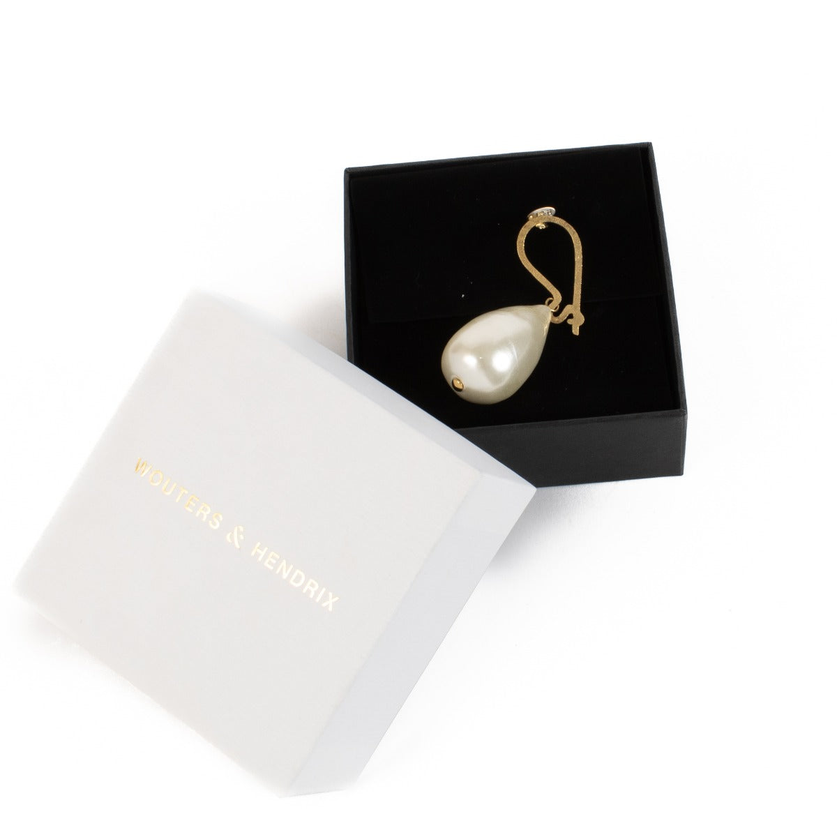 Shop safe online at Labellov in Antwerp, Brussels and Knokke this 100% authentic second hand Wouters & Hendrix Gold Pearl Single Earring