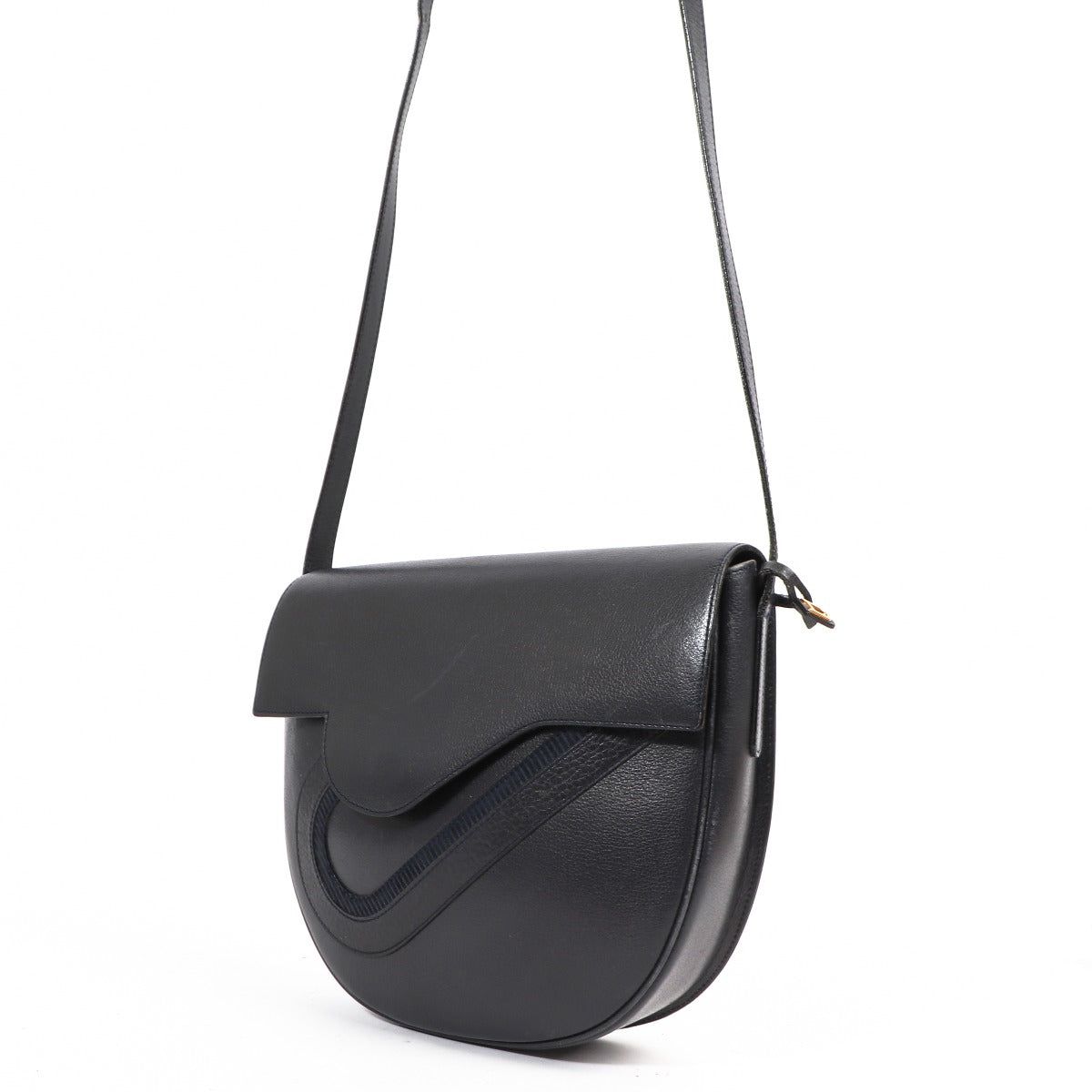 Shop safe online at Labellov in Antwerp, Brussel, Knokke this 100% authentic secondhand Delvaux blue Leather Shoulder Bag