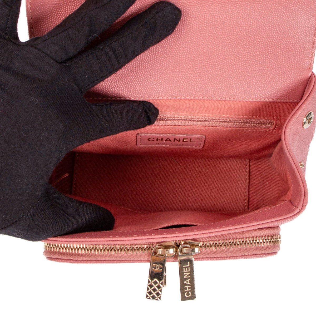 Shop safe online at Labellov in Antwerp, Brussels and Knokke this 100% authentic second hand Chanel Pink Quilted Caviar Leather Business Affinity Crossbody