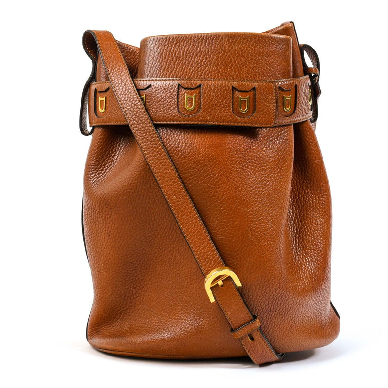 Shop safe online at Labellov Antwerp, Brussels and Knokke this 100% authentic second hand Delvaux Calicot Cognac Trotteur Bucket Bag