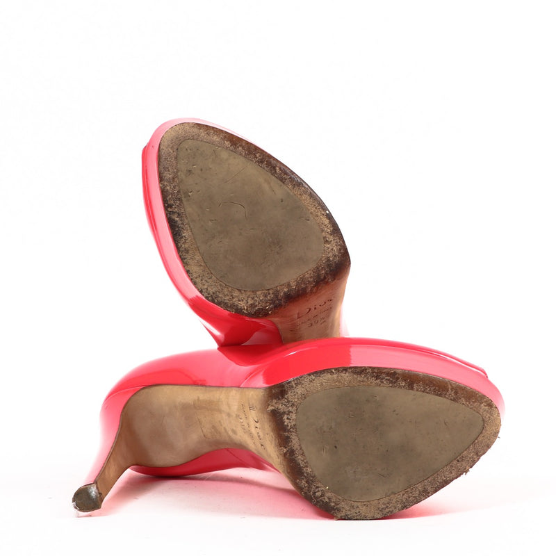 Buy vintage second-hand Christian Dior Pink Patent Leather Peep-toe Heels - Size 39 1/2 in very good condition at Labellov in Antwerp.