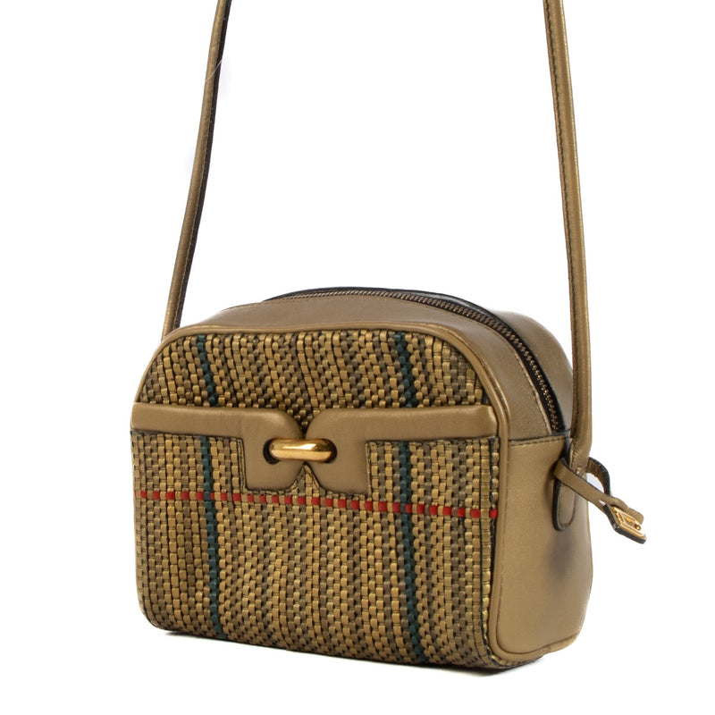 Buy and sell your authentic Delvaux Small Toile de Cuir Bronze Crossbody Bag for the best price at Labellov. Koop en verkoop uw authentieke Delvaux Small Toile de Cuir Bronze Crossbody Bag.