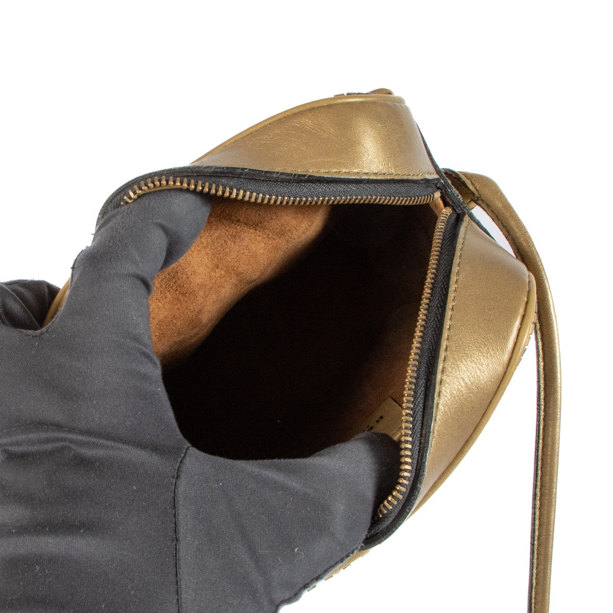Buy and sell your authentic Delvaux Small Toile de Cuir Bronze Crossbody Bag for the best price at Labellov. Koop en verkoop uw authentieke Delvaux Small Toile de Cuir Bronze Crossbody Bag.