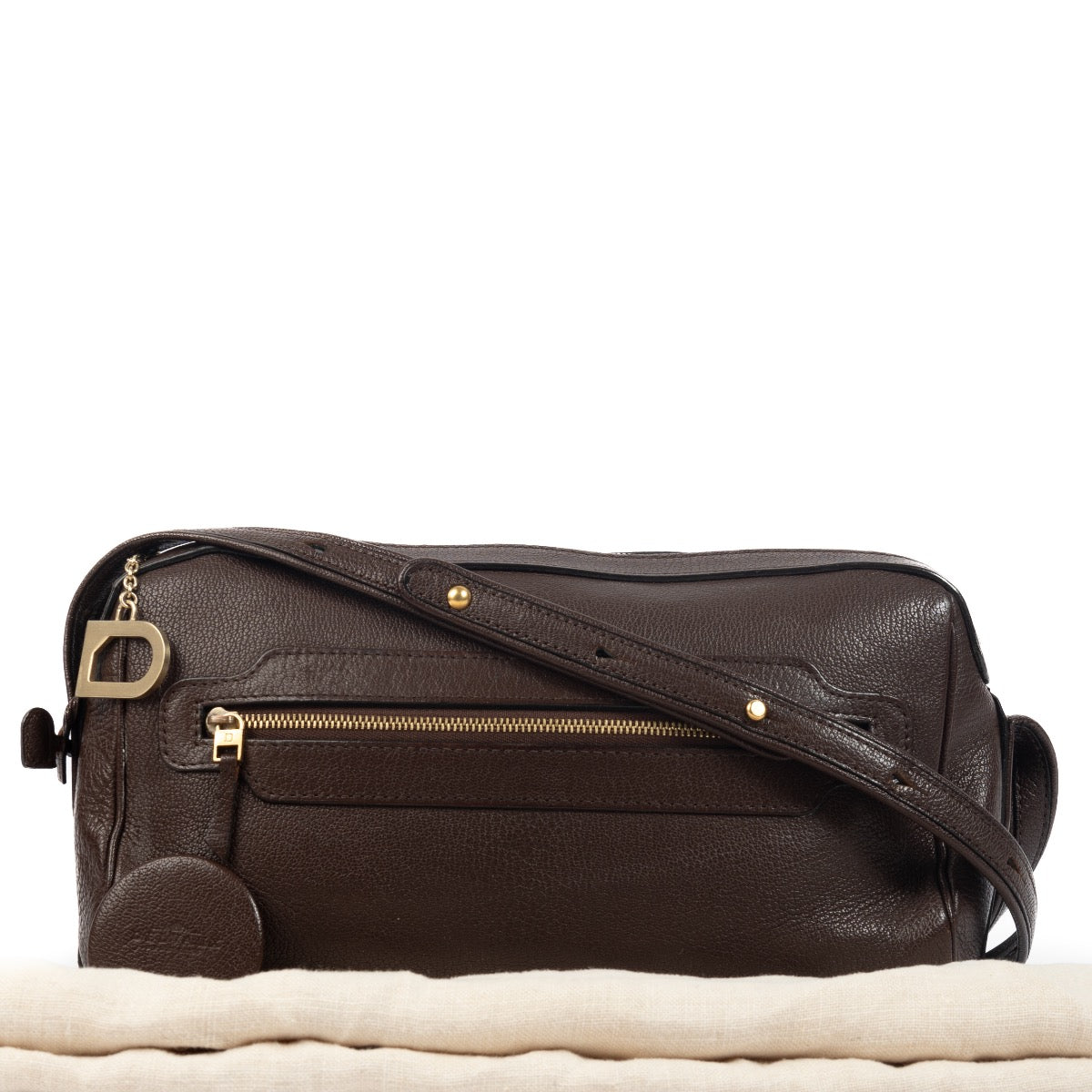 Delvaux Brown Leather Crossbody Bag. Authentieke tweedehands Delvaux handtassen bij LabelLOV Antwerpen. Authentique seconde-main luxury en ligne webshop LabelLOV. Authentic preloved Delvaux handbags at LabelLOV Antwerp.