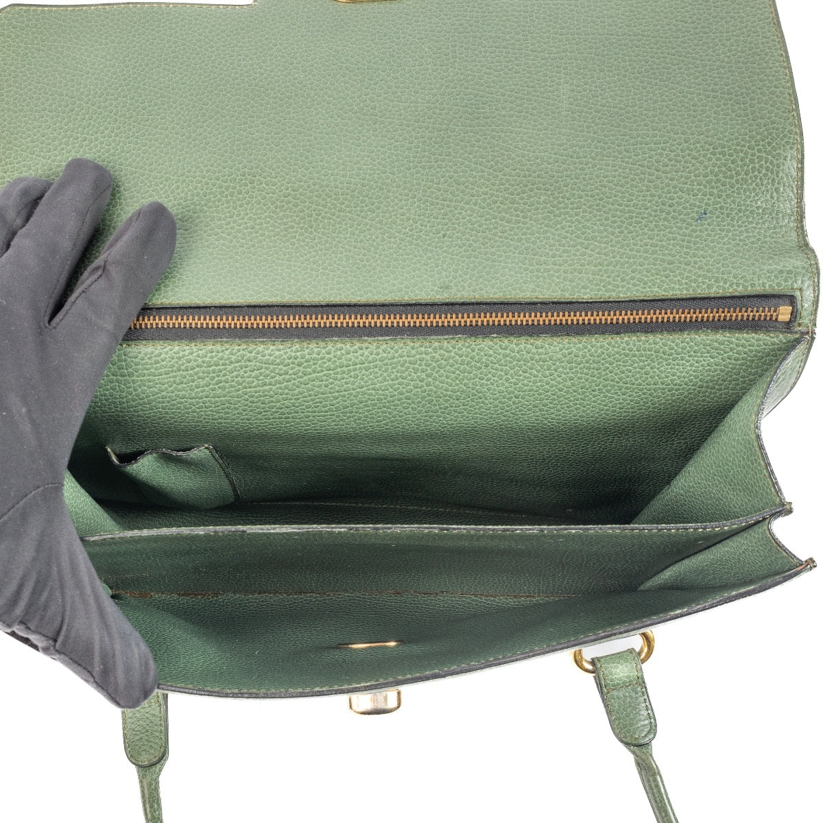 Delvaux Green Shoulder Bag. Authentieke tweedehands Delvaux handtassen bij LabelLOV Antwerpen. Authentique seconde-main luxury en ligne webshop LabelLOV. Authentic preloved Delvaux handbags at LabelLOV Antwerp.
