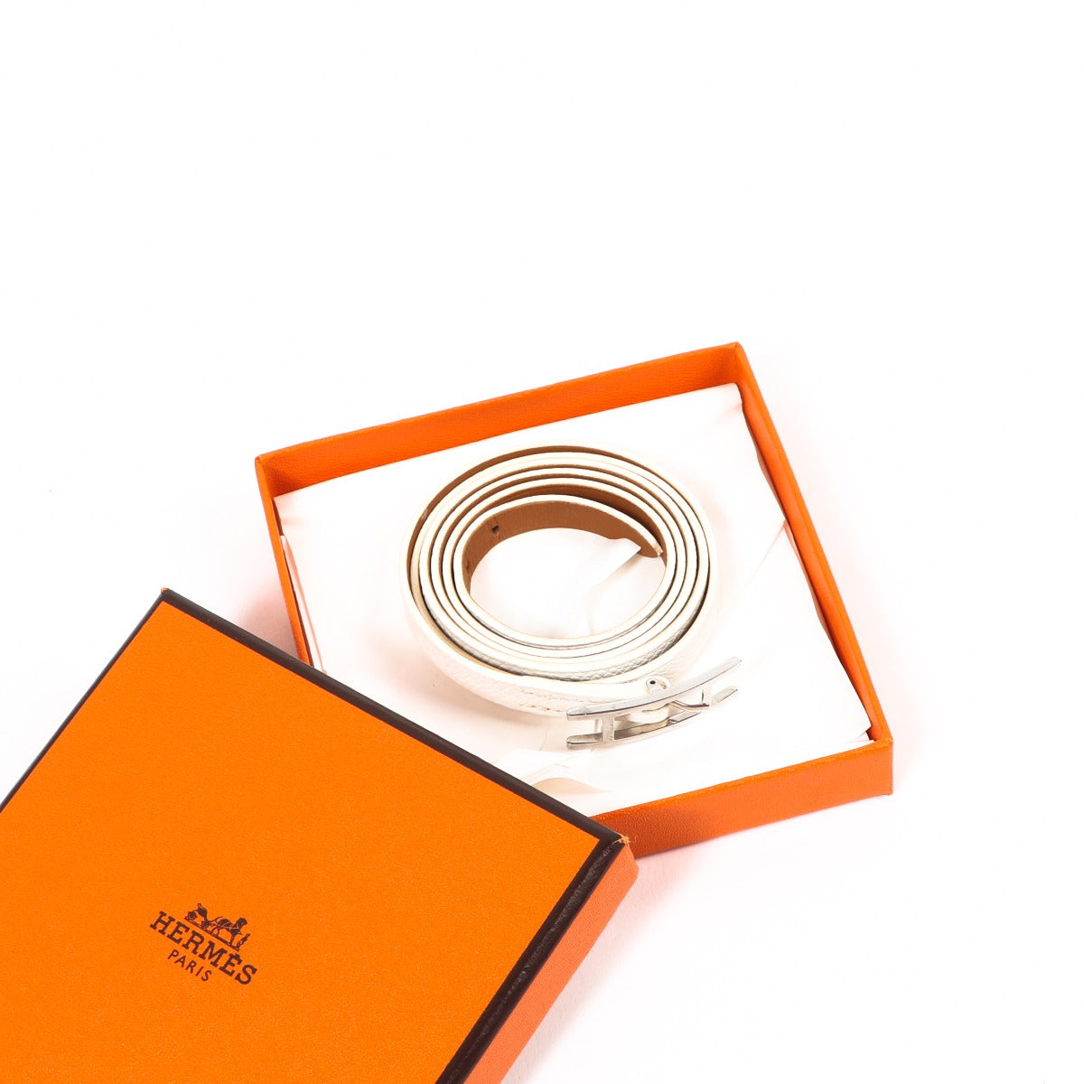Buy an authentic second-hand Hermès White Leather Tour Bracelet in very good condition at Labellov in Antwerp.