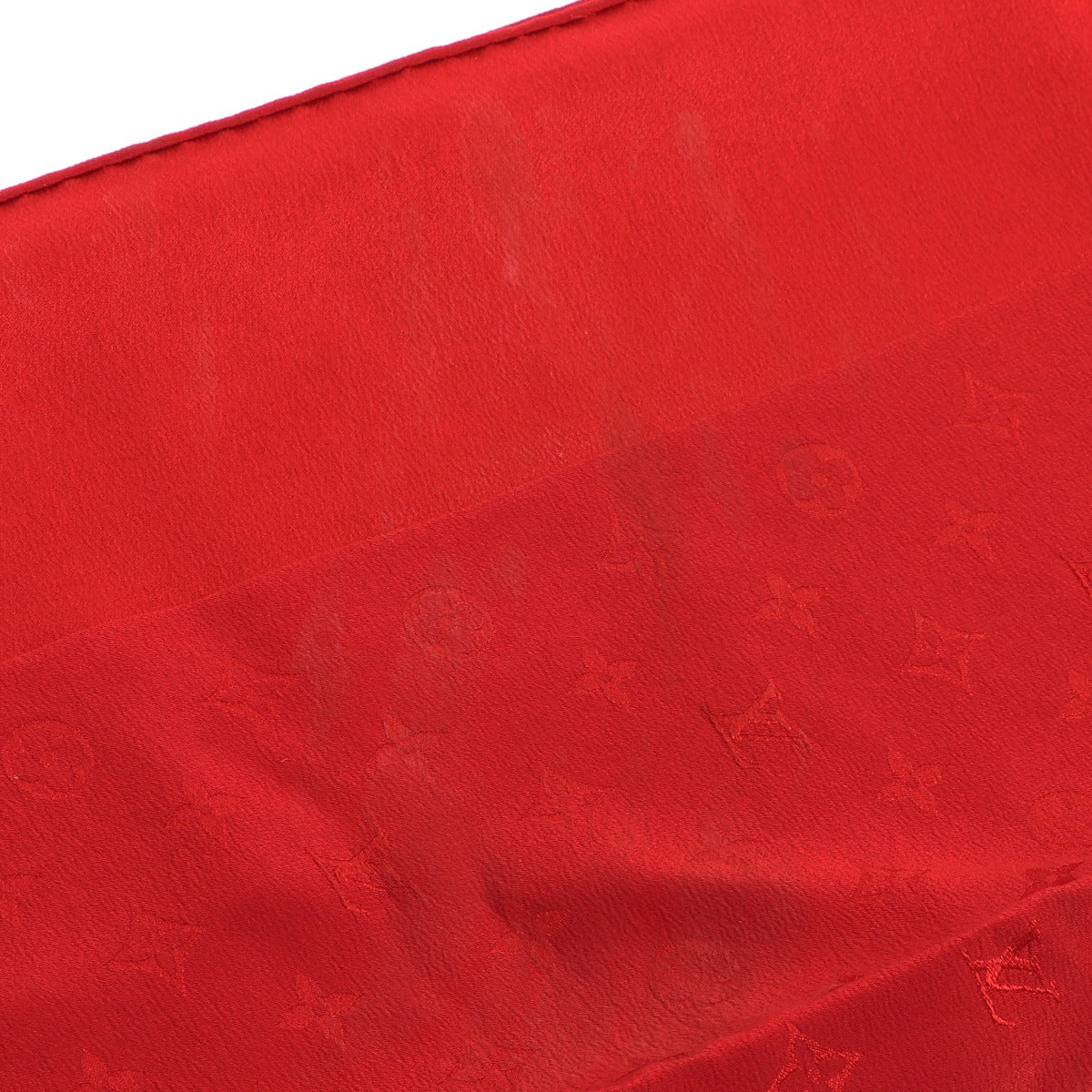 Buy an authentic second-hand Louis Vuitton Red Monogram Silk Scarf in very good condition at Labellov in Antwerp.