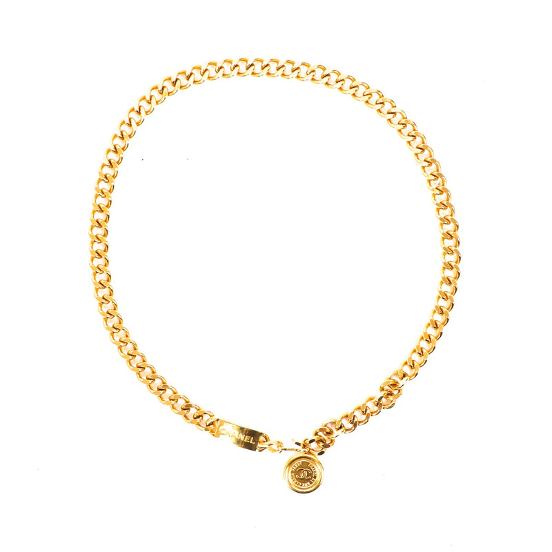 Buy an authentic second-hand Chanel Gold Vintage Medaillon 31 Rue Cambon Paris Belt in very good condition at Labellov in Antwerp.