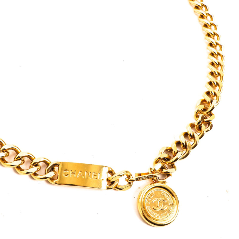 Buy an authentic second-hand Chanel Gold Vintage Medaillon 31 Rue Cambon Paris Belt in very good condition at Labellov in Antwerp.
