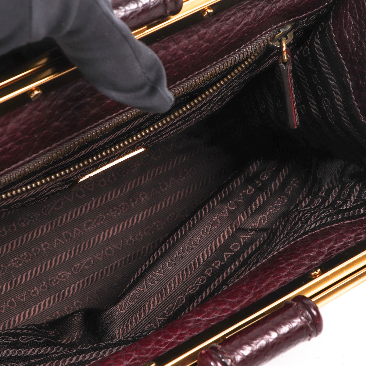 Buy an authentic second-hand Prada Burgundy Leather Shoulder Bag in very good condition at Labellov in Antwerp.
