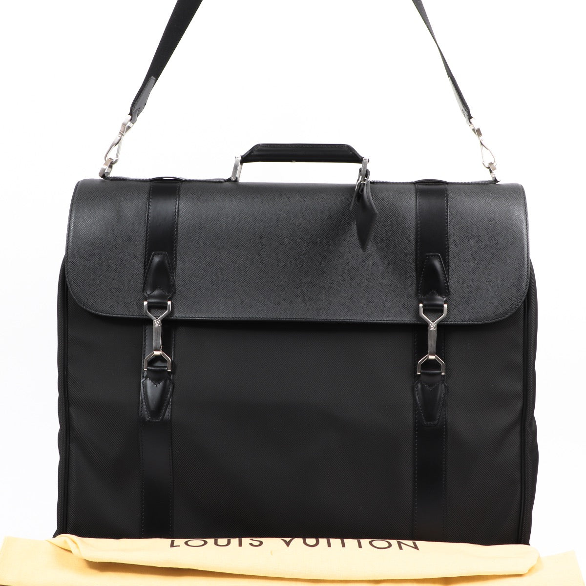 Buy an authentic second-hand Louis Vuitton Kaki Green Nylon Canvas Porte-Vêtements Costume Bag in very good condition at Labellov in Antwerp.