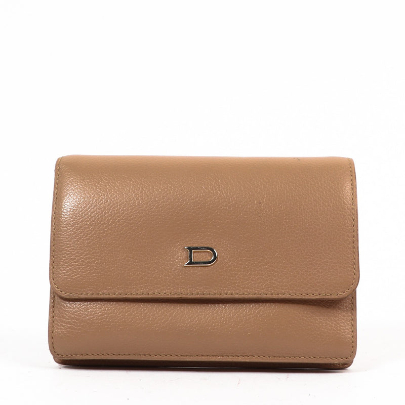 Buy an authentic second hand Delvaux Beige Leather Wallet in good condition at Labellov Antwerp.