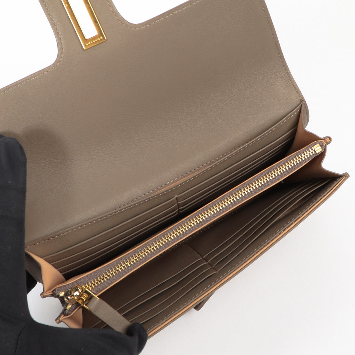 Buy an authentic second-hand Delvaux Taupe Givry Wallet in very good condition at Labellov in Antwerp.