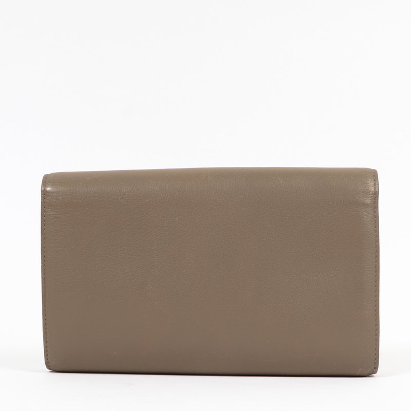 Buy an authentic second-hand Delvaux Taupe Givry Wallet in very good condition at Labellov in Antwerp.