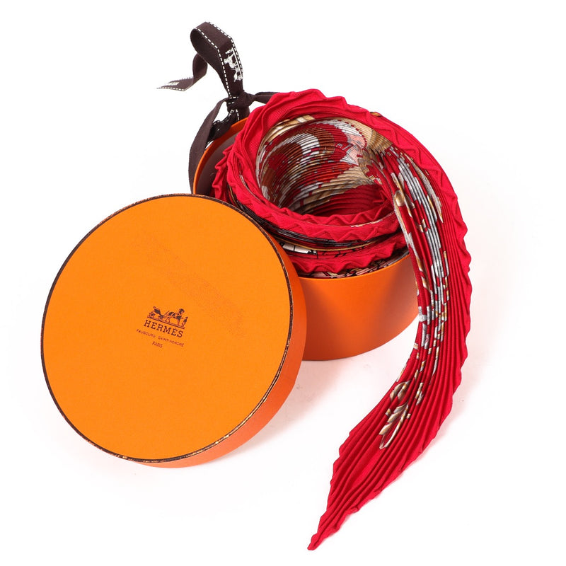 Shop safe online at Labellov in Antwerp this 100% authentic second hand Hermès Red Dies Et Hore Plissé Scarf