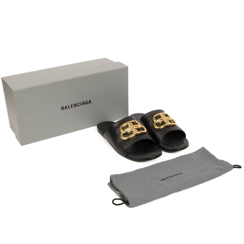 Shop safe online at Labellov in Antwerp, Brussels and Knokke these 100% authentic second hand Balenciaga Black BB Slides
