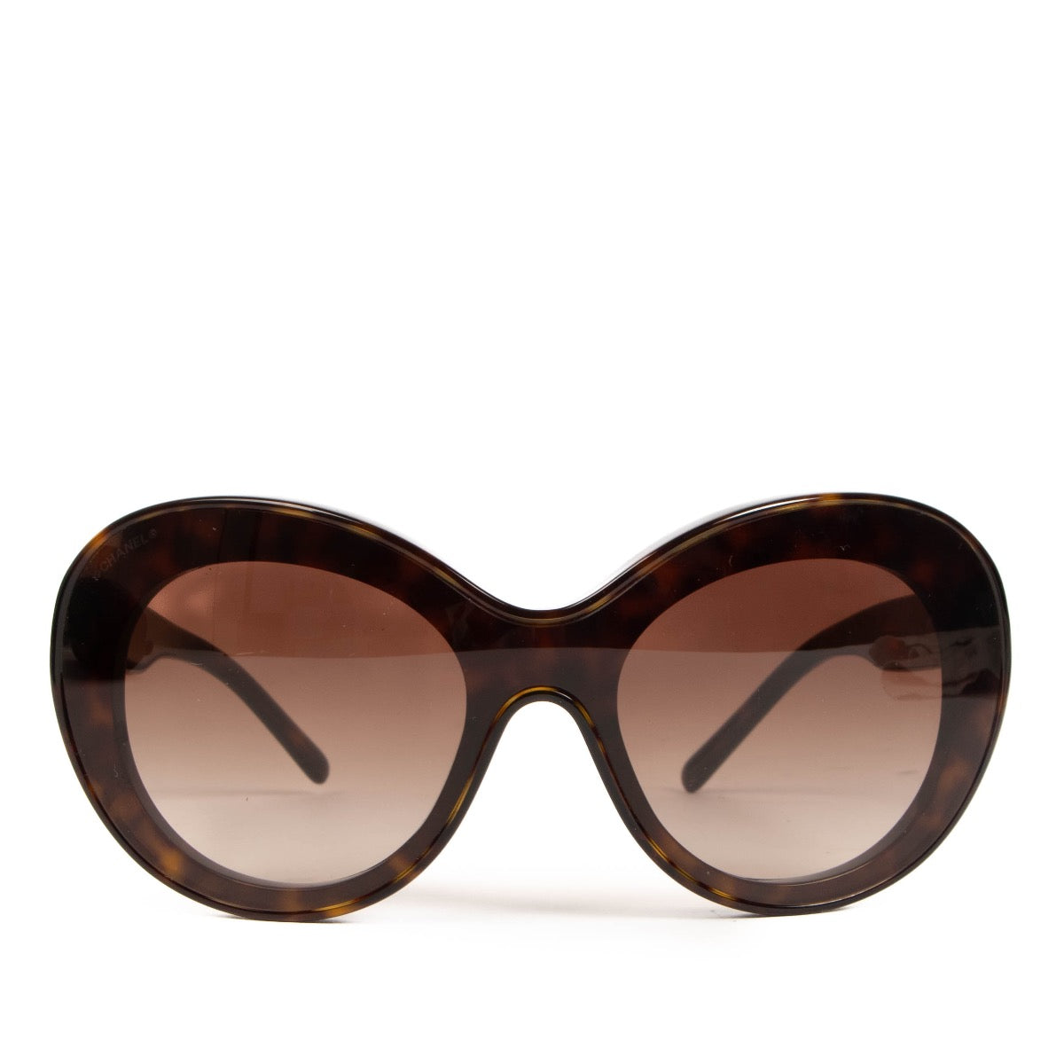 Shop safe online at Labellov in Antwerp, Brussels and Knokke these 100% authentic second hand Chanel Oversized Round Sunglasses