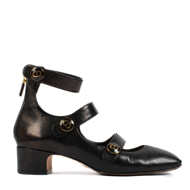 Shop safe online at Labellov in Antwerp, Brussels and Knokke this 100% authentic second hand Christian Dior Black D-Doll Pumps - Size 37,5