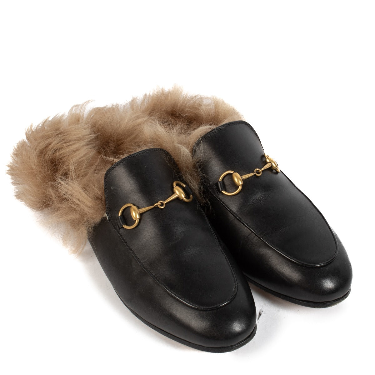 Shop safe online at Labellov in Antwerp, Brussels and Knokke this 100% authentic second hand Gucci Black Shearling Princetown Flats - Size 38