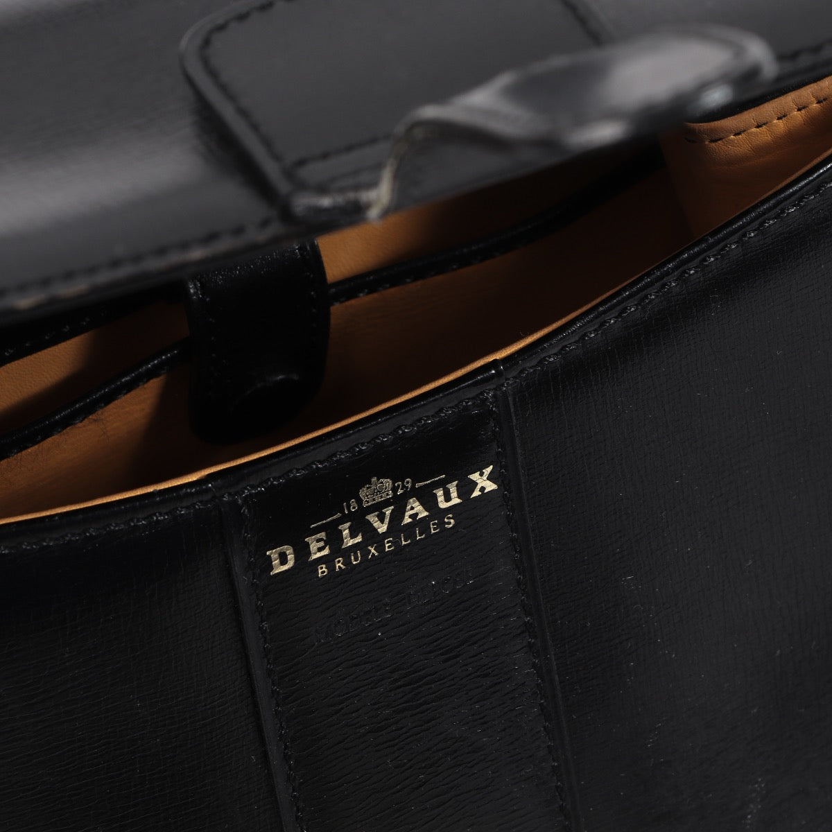 Buy this authentic second-hand vintage Delvaux Black Mini Brillant Bag at online webshop LabelLOV. Safe and secure shopping. Koop deze authentieke tweedehands vintage Delvaux Black Mini Brillant Bag bij online webshop LabelLOV.