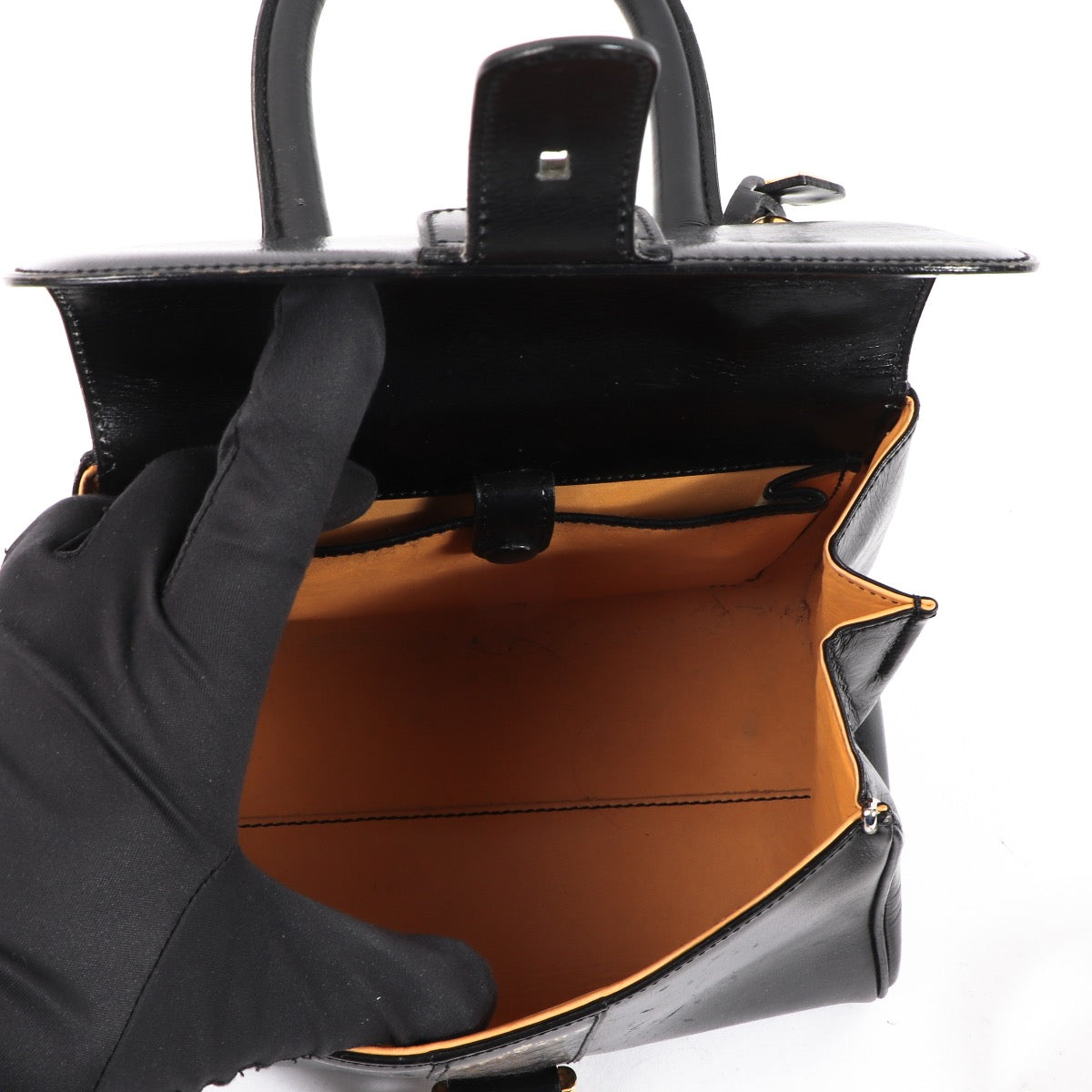 Buy this authentic second-hand vintage Delvaux Black Mini Brillant Bag at online webshop LabelLOV. Safe and secure shopping. Koop deze authentieke tweedehands vintage Delvaux Black Mini Brillant Bag bij online webshop LabelLOV.