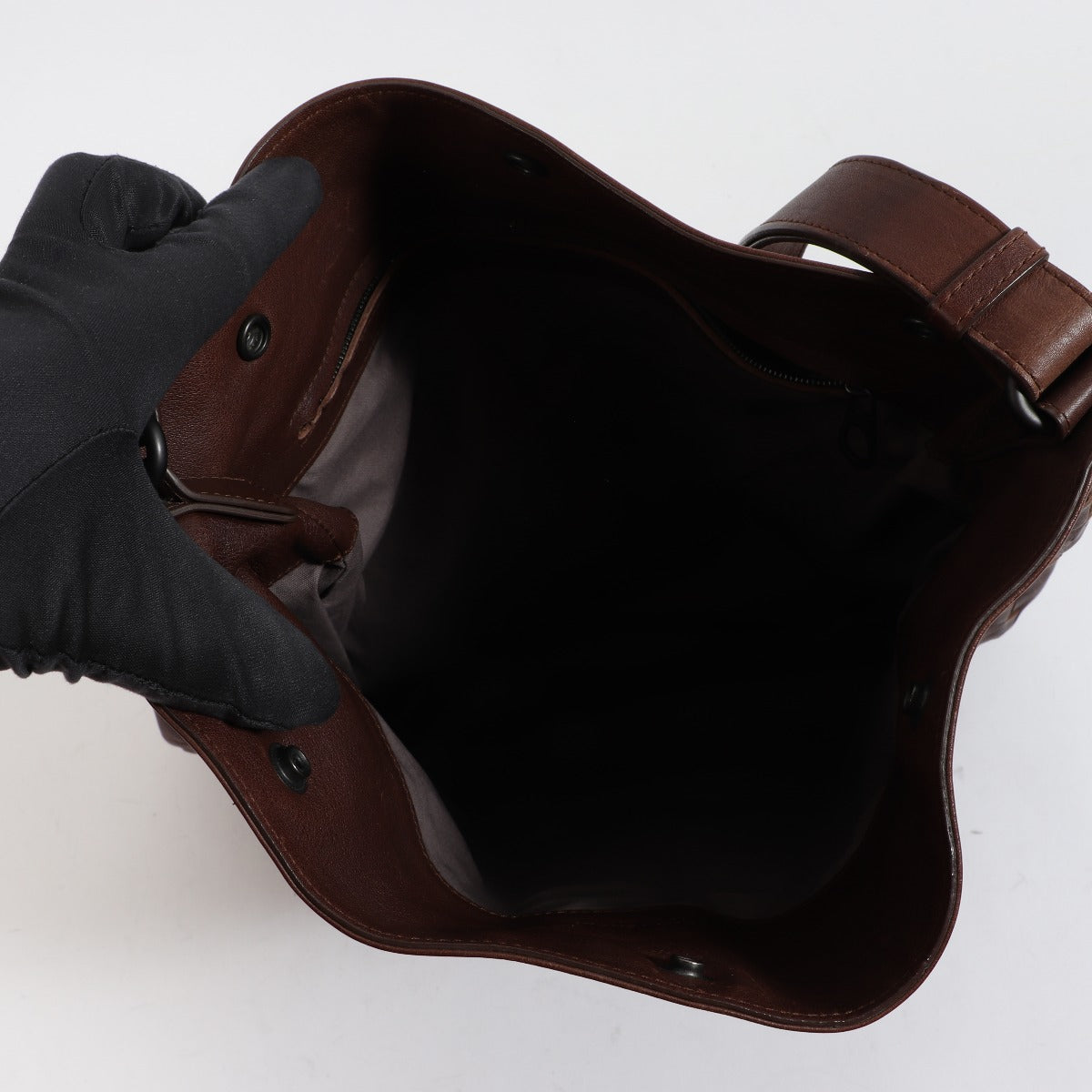 Buy an authentic second-hand Bottega Veneta Brown Leather Shoulder Bag in good condition at Labellov in Antwerp.