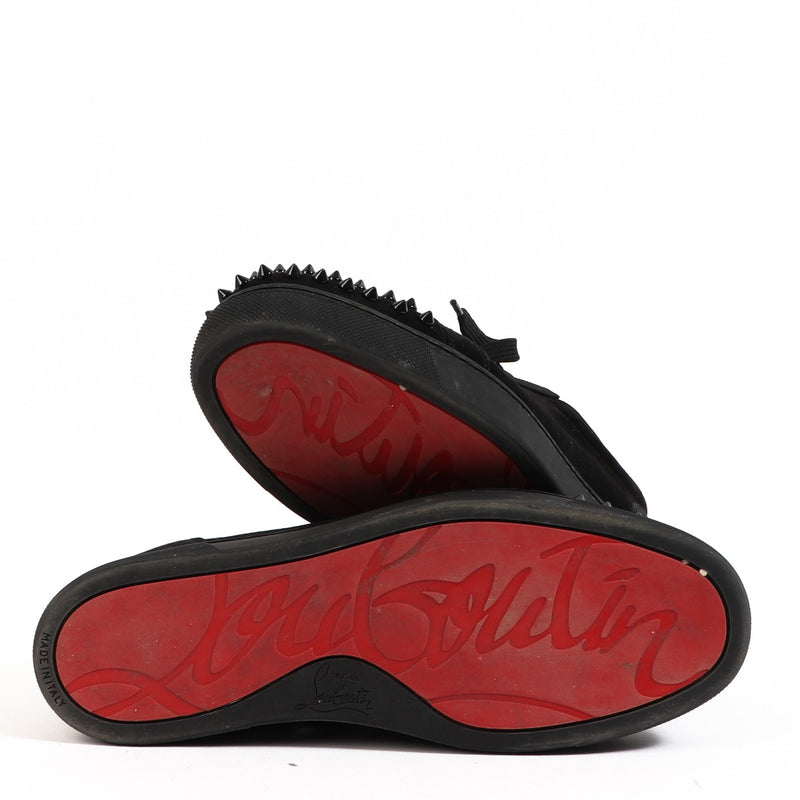 Buy authentic second-hand Christian Louboutin Black Veau Velours Louis Junior Spike Women Sneakers Size - 40 in very good condition at Labellov in Antwerp.
