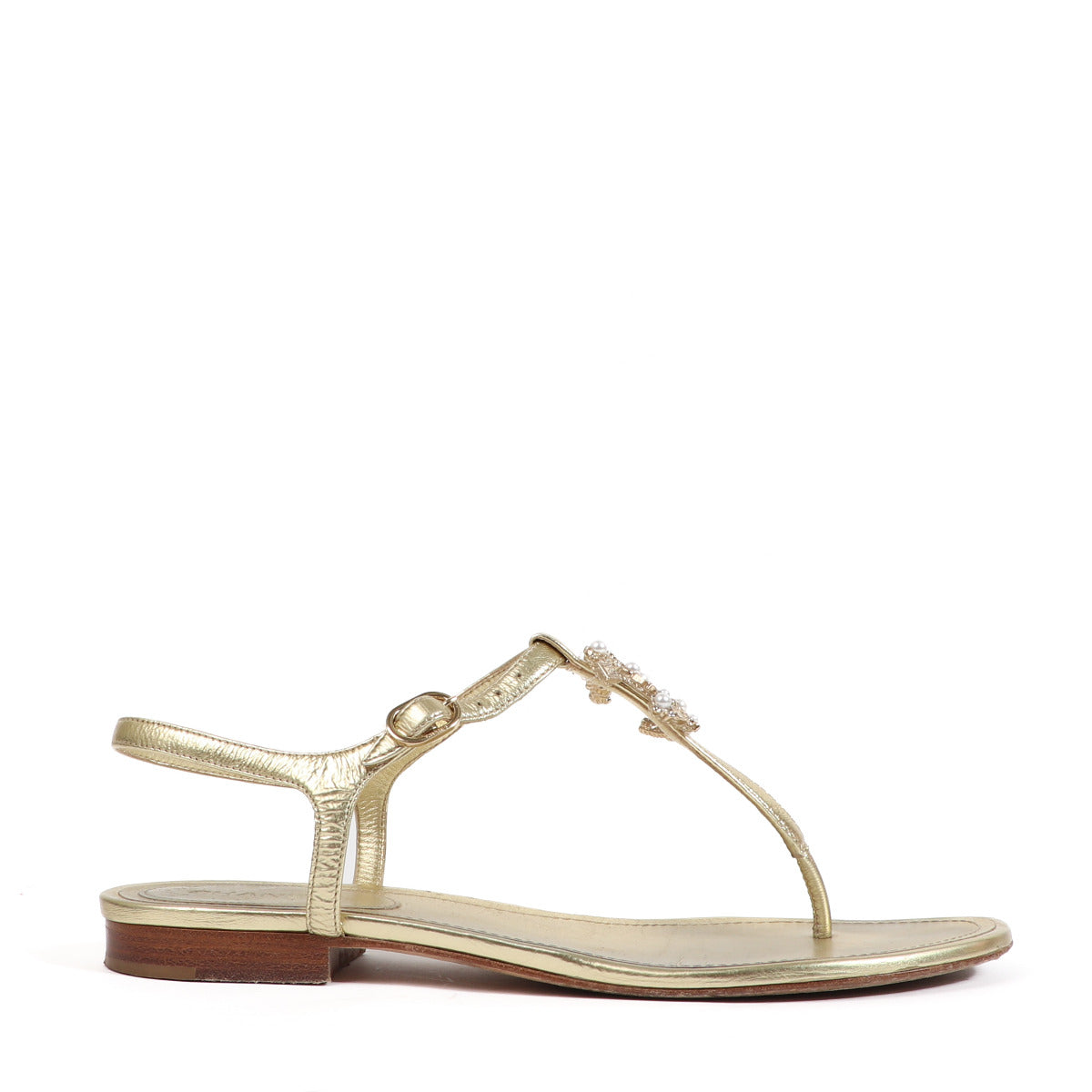 Are you interested in this Chanel Gold Lambskin CC Jewelled Sandal? Buy with confidence at Labellov secondhand luxury in Antwerp.