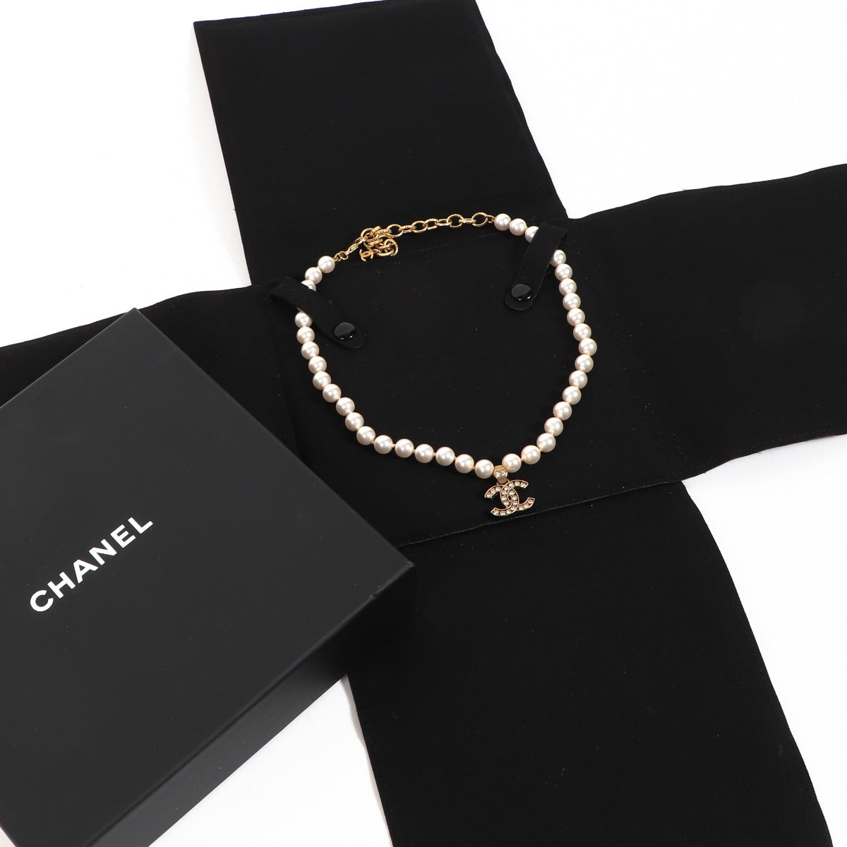 Collier Chanel Cruise 2021 perles et cristaux CC