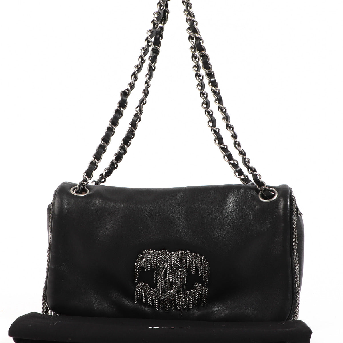 Chanel Black Leather Chain Fringe Shoulder Bag aan de beste prijs bij Labellov secondhand luxury in Antwerp. Buy and sell your authentic designer bags.