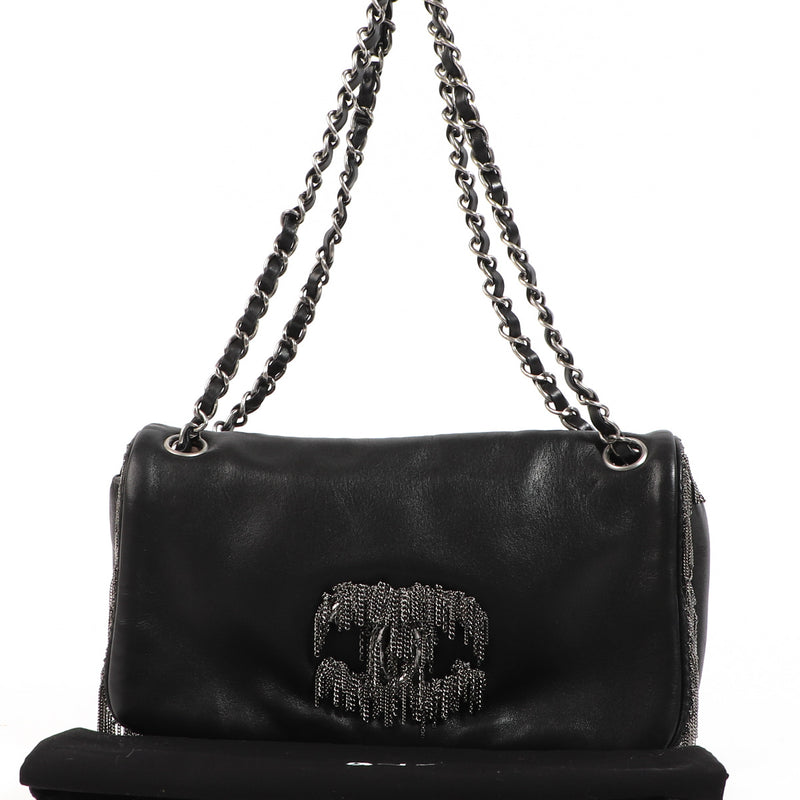 Chanel Black Leather Chain Fringe Shoulder Bag aan de beste prijs bij Labellov secondhand luxury in Antwerp. Buy and sell your authentic designer bags.
