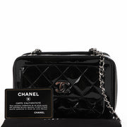 Chanel Black Patent Leather Mini Vanity Crossbody Bag pour le meilleur prix chez Labellov à Bruxelles. Sacs a mains le depot.