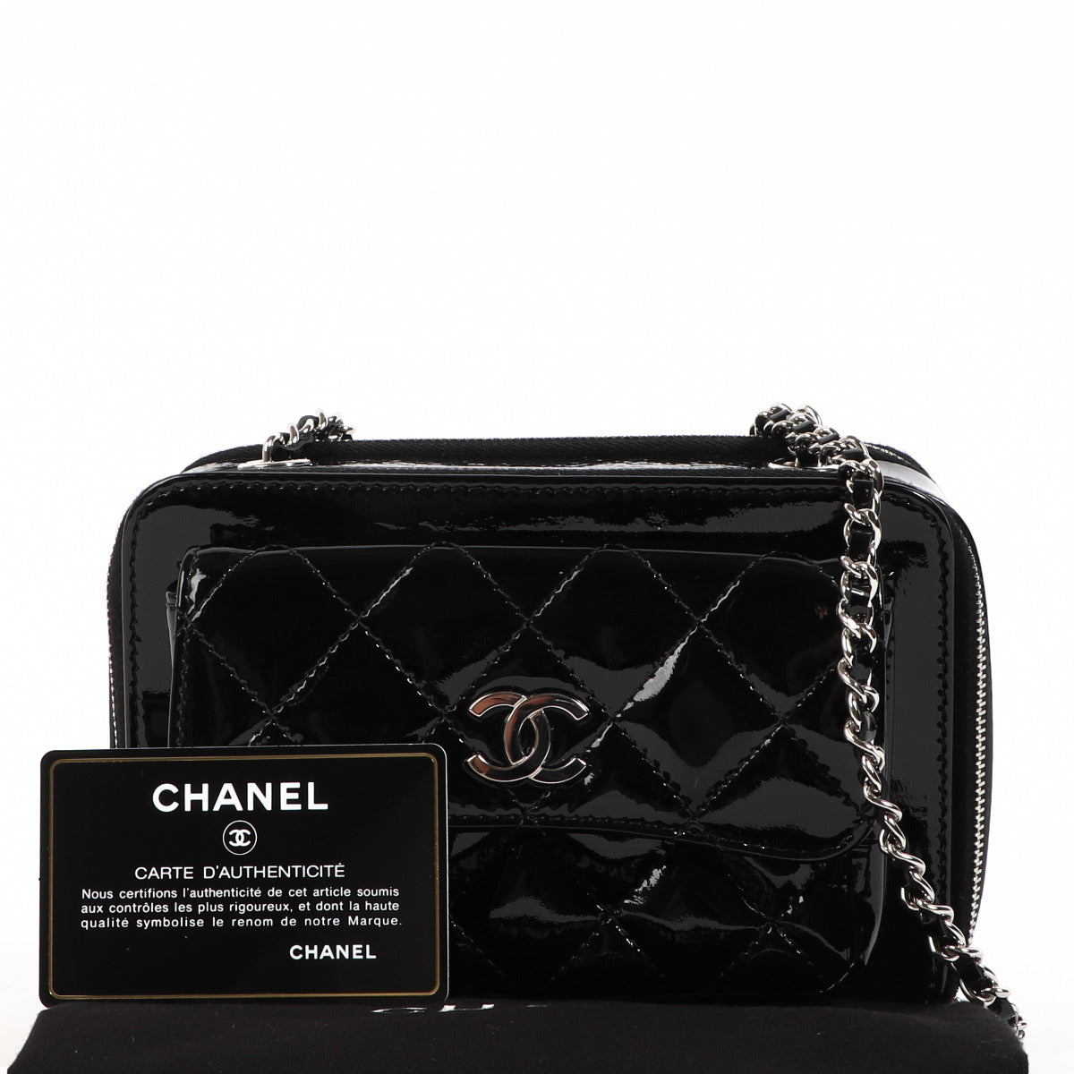 Chanel Black Patent Leather Mini Vanity Crossbody Bag pour le meilleur prix chez Labellov à Bruxelles. Sacs a mains le depot.